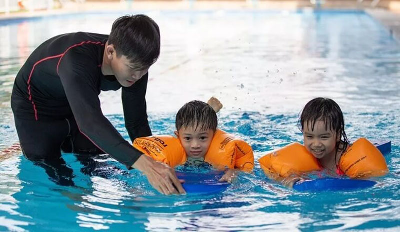 Bơi lội là kỹ năng sống cho bé 5 tuổi