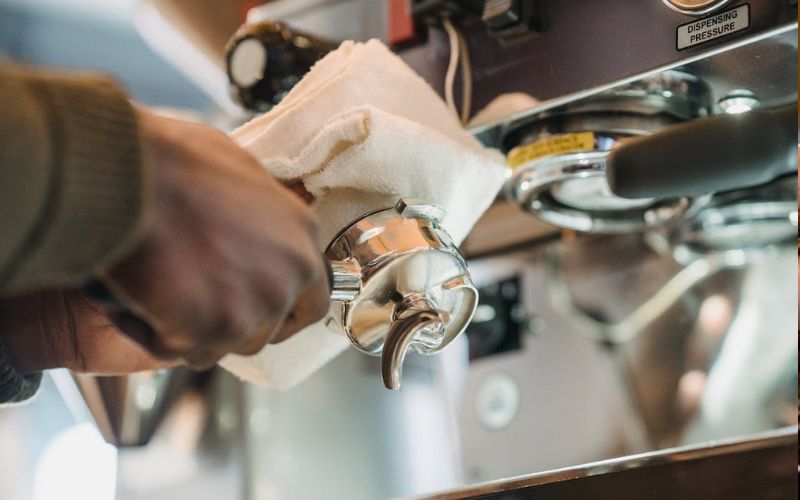 Vệ sinh máy pha cà phê để giữ lớp crema lâu bền